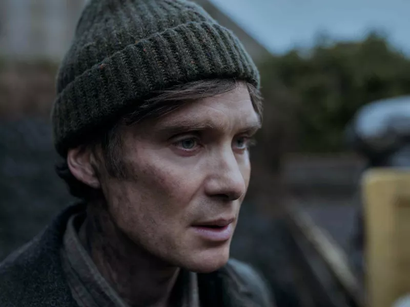 Cillian Murphy i Emily Watson w polskim zwiastunie filmu „Drobiazgi takie jak te”